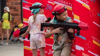 Мальчик целится из футуристического оружия LASERWAR