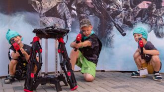 Мальчики в бирюзовых банданах с оружием LASERWAR.