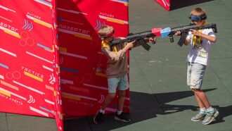 Два мальчика с автоматами LASERWAR в боевой готовности.