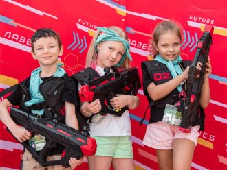 Три юных бойца LASERWAR позируют с оружием.