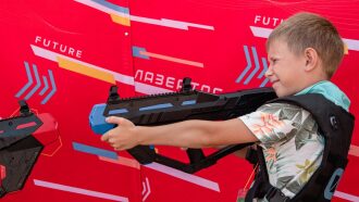 Мальчик с футуристическим автоматом LASERWAR целится
