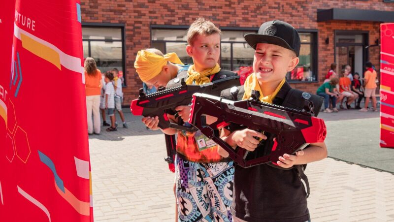 Два мальчика с футуристическим оружием LASERWAR готовы к бою.