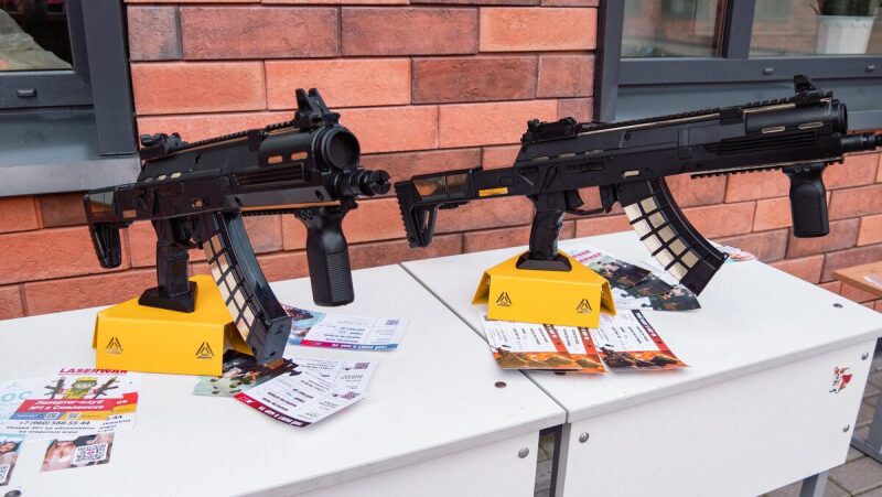 Два футуристических автомата LASERWAR на желтых подставках.