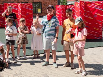Дети с яркими повязками и инструкциями перед игрой.