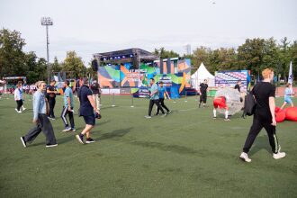 Участники корпоративных игр весело проводят время.