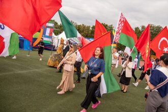 Участники парада с флагами разных стран.