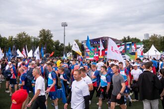 Многочисленные участники мероприятия с флагами.