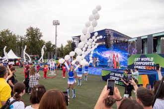 Девушки в форме черлидеров держат связку белых шаров.