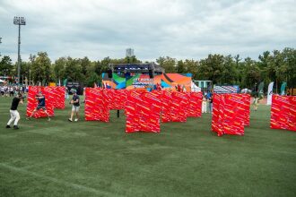 Игроки в лазертаг занимают позиции за укрытиями.