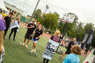 Участники мероприятия играют в тир с энергетическими напитками.