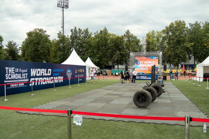 Спортивные снаряды для соревнований по стронгмену готовы.
