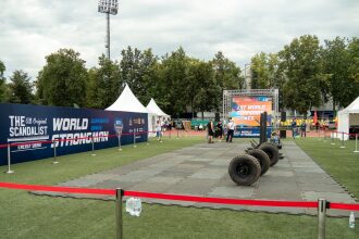 Спортивные снаряды для соревнований по стронгмену готовы.