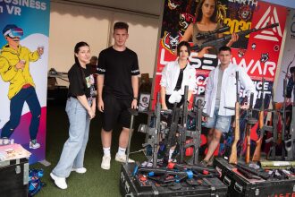 Команда LASERWAR демонстрирует новейшее оборудование.