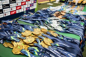 Стопка наград для победителей корпоративных игр.