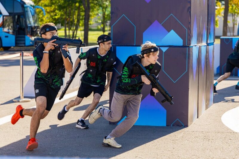 Игроки LASERWAR стремительно перемещаются по арене.