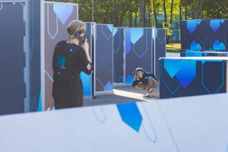Игрок LASERWAR прицеливается из-за углового укрытия.