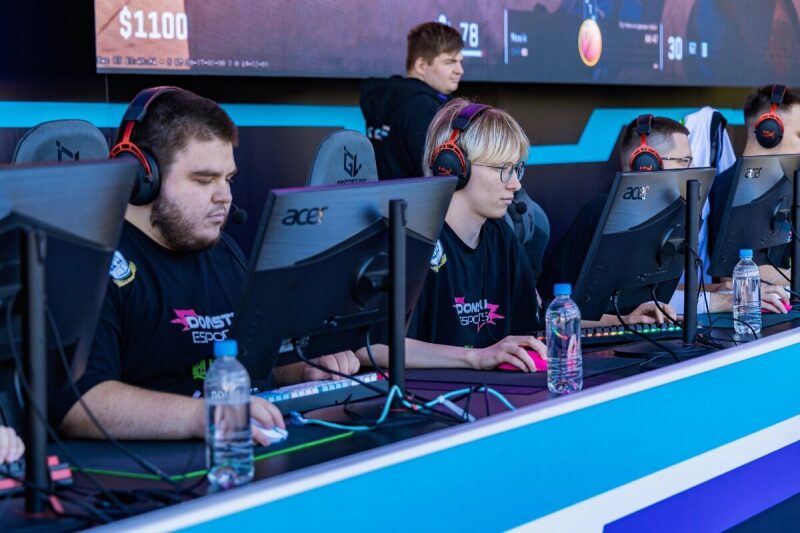 Игроки LASERWAR сосредоточены на мониторах