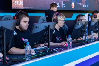 Игроки LASERWAR сосредоточены на мониторах