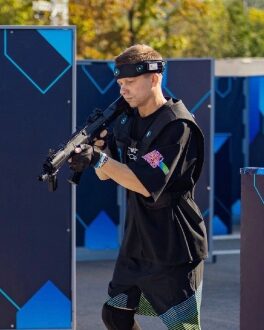 Боец LASERWAR с оружием в полной экипировке