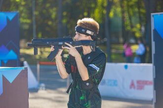 Игрок LASERWAR наводит оружие, готовясь к бою.