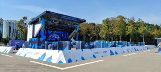 Сцена и игровая арена LASERWAR под открытым небом.
