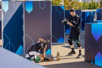 Игроки LASERWAR в тактическом бою за укрытиями.