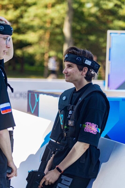 Два игрока LASERWAR готовятся к сражению.