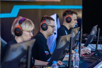 Игроки LASERWAR в наушниках у мониторов Acer