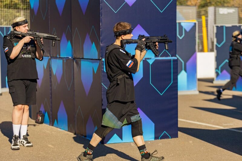 Игроки LASERWAR в движении, занимая позиции.