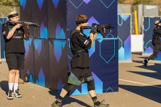 Игроки LASERWAR в движении, занимая позиции.