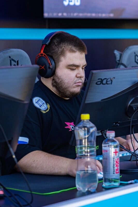 Игрок LASERWAR в наушниках у монитора Acer
