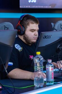 Игрок LASERWAR в наушниках у монитора Acer