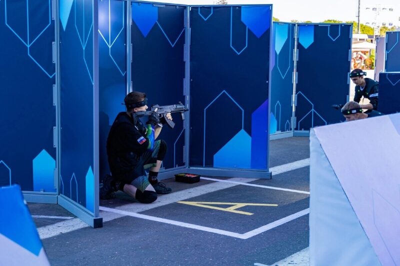 Боец LASERWAR занял позицию за синим укрытием.
