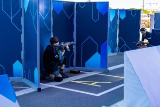 Боец LASERWAR занял позицию за синим укрытием.