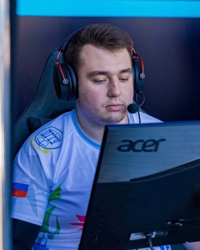 Игрок LASERWAR в наушниках у монитора Acer.