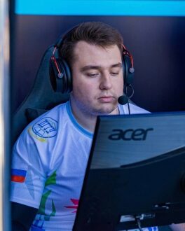 Игрок LASERWAR в наушниках у монитора Acer.