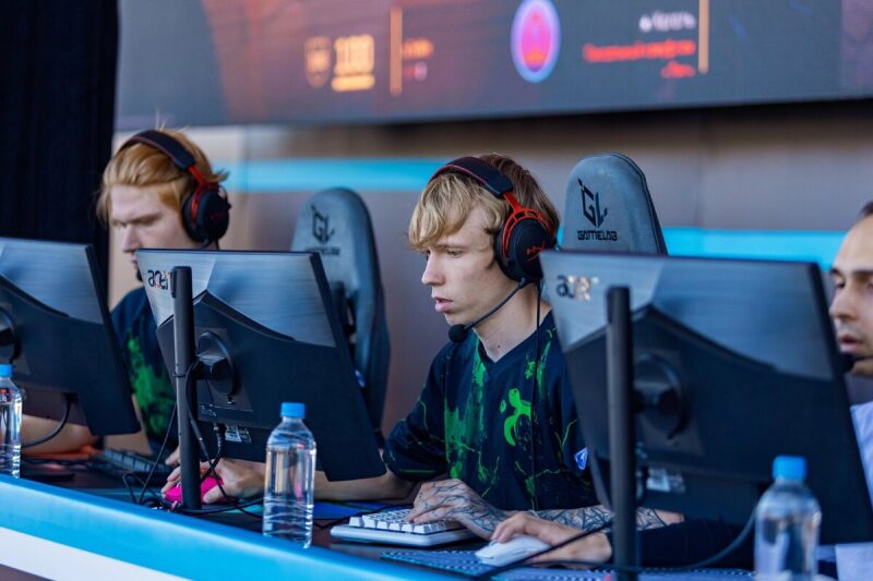 Игроки LASERWAR сосредоточены на мониторах Acer.