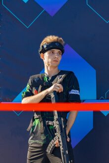 Боец LASERWAR в повязке с датчиками и оружием.