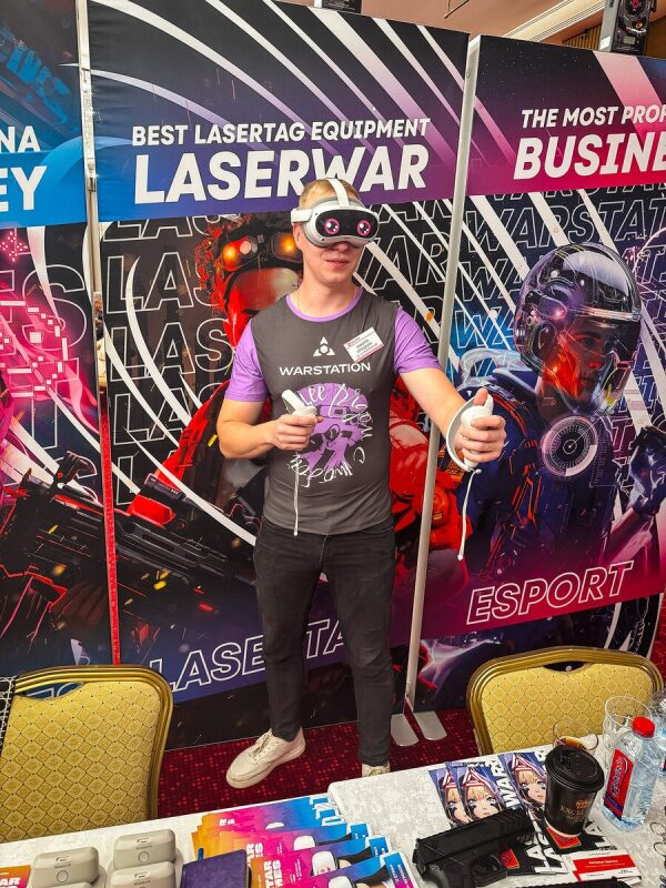 Игрок в VR-очках демонстрирует оборудование LASERWAR.