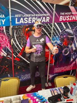 Игрок в VR-очках демонстрирует оборудование LASERWAR.