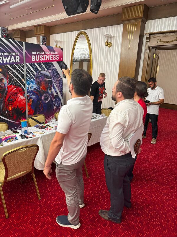 Игроки тестируют лазертаг-оружие LASERWAR на стенде.