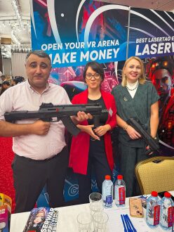 Команда LASERWAR демонстрирует новейшее оборудование.