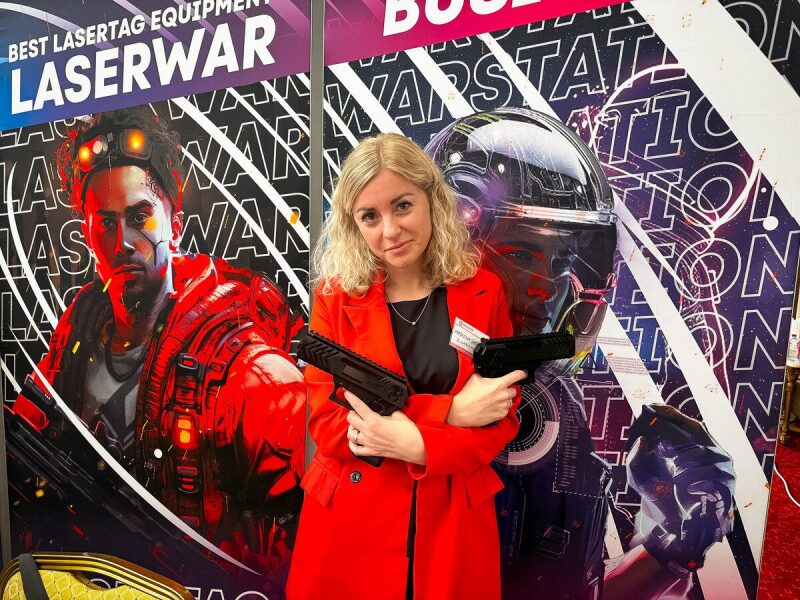 Девушка с двумя пистолетами LASERWAR на выставке.