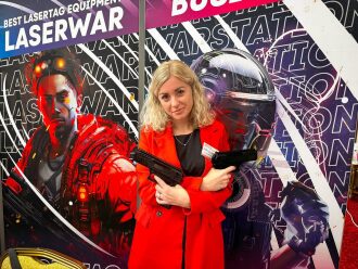 Девушка с двумя пистолетами LASERWAR на выставке.