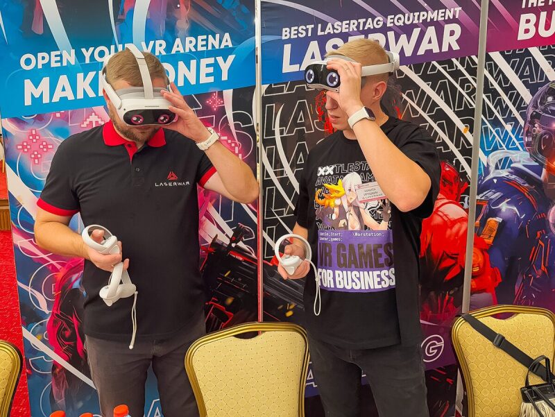 Два игрока пробуют VR-шлемы LASERWAR.