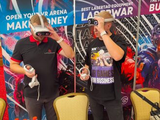 Два игрока пробуют VR-шлемы LASERWAR.