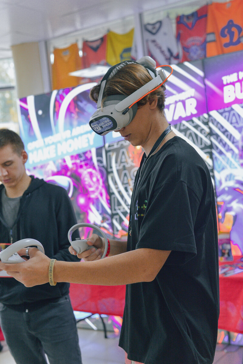 Молодой игрок в VR-шлеме LASERWAR с контроллерами