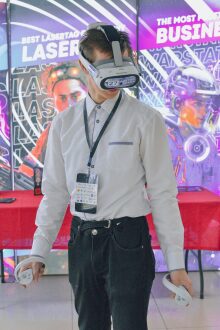 Игрок в VR-шлеме LASERWAR с контроллерами