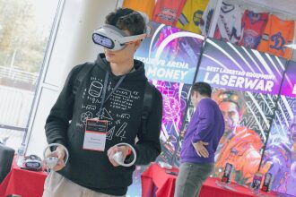 Молодой человек в VR-очках пробует управление.
