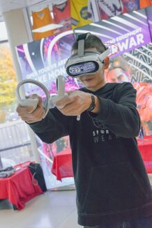 Игрок с VR-контроллерами готовится к сражению.